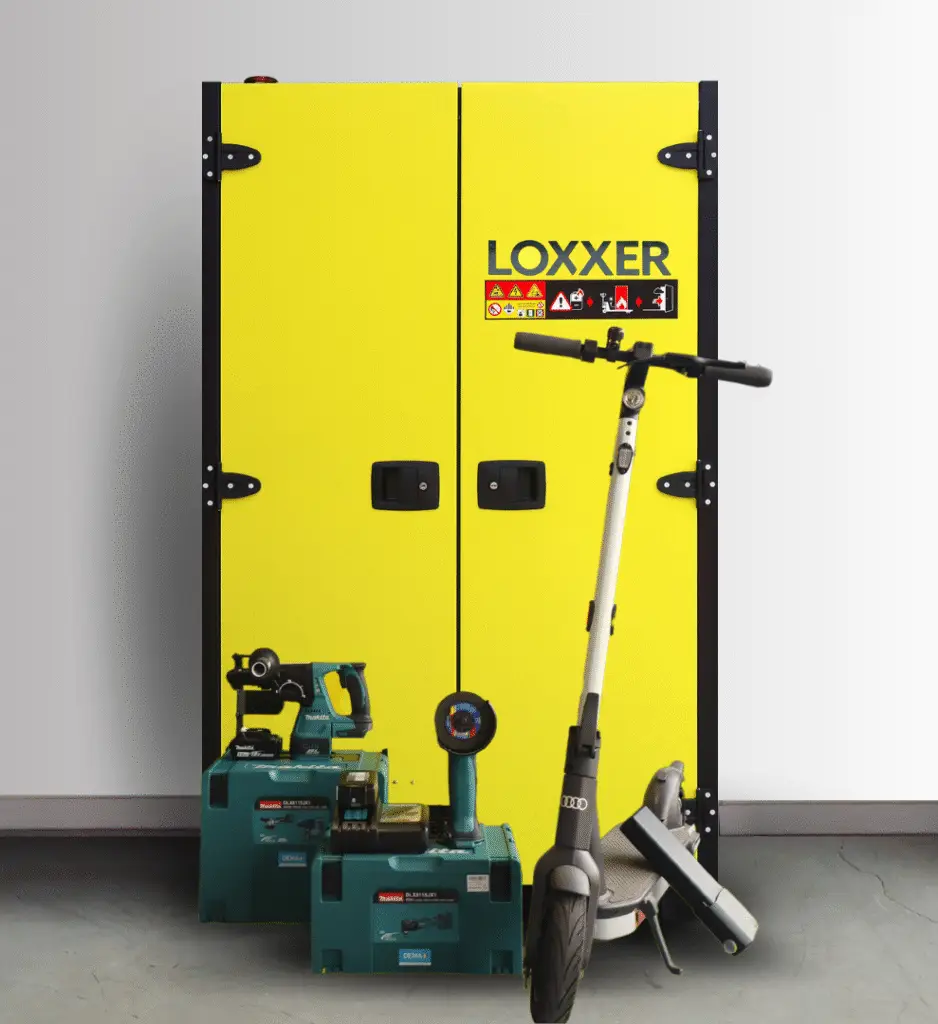 Gele LOXXER brandveilige laadkast van Battery Locker met e-step en elektrisch gereedschap op de voorgrond voor veilige opslag van lithium-ion batterijen